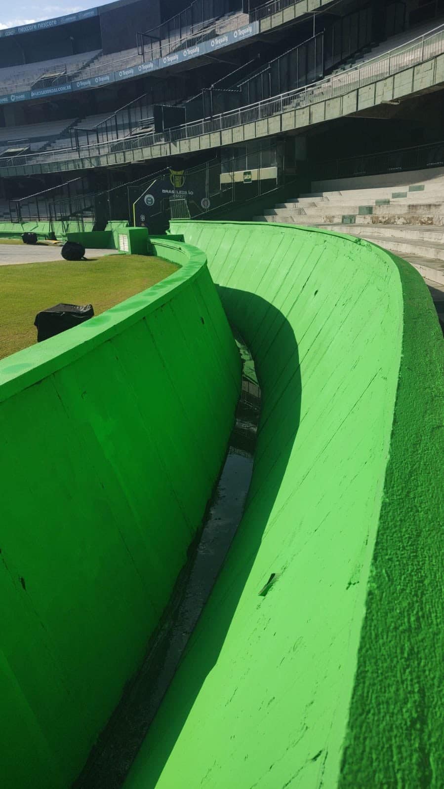 Fosso do estádio Couto Pereira foi pintado em tom de verde claro - (foto: Reprodução)