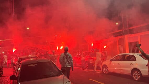 Rua de fogo em Uberlândia (foto: Pedro Bueno)