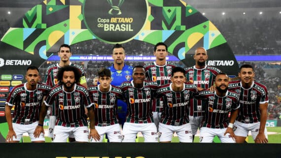 Marcelo e outros jogadores do Fluminense contra o Flamengo (foto: MAILSON SANTANA/FOTO FLUMINENSE FC)