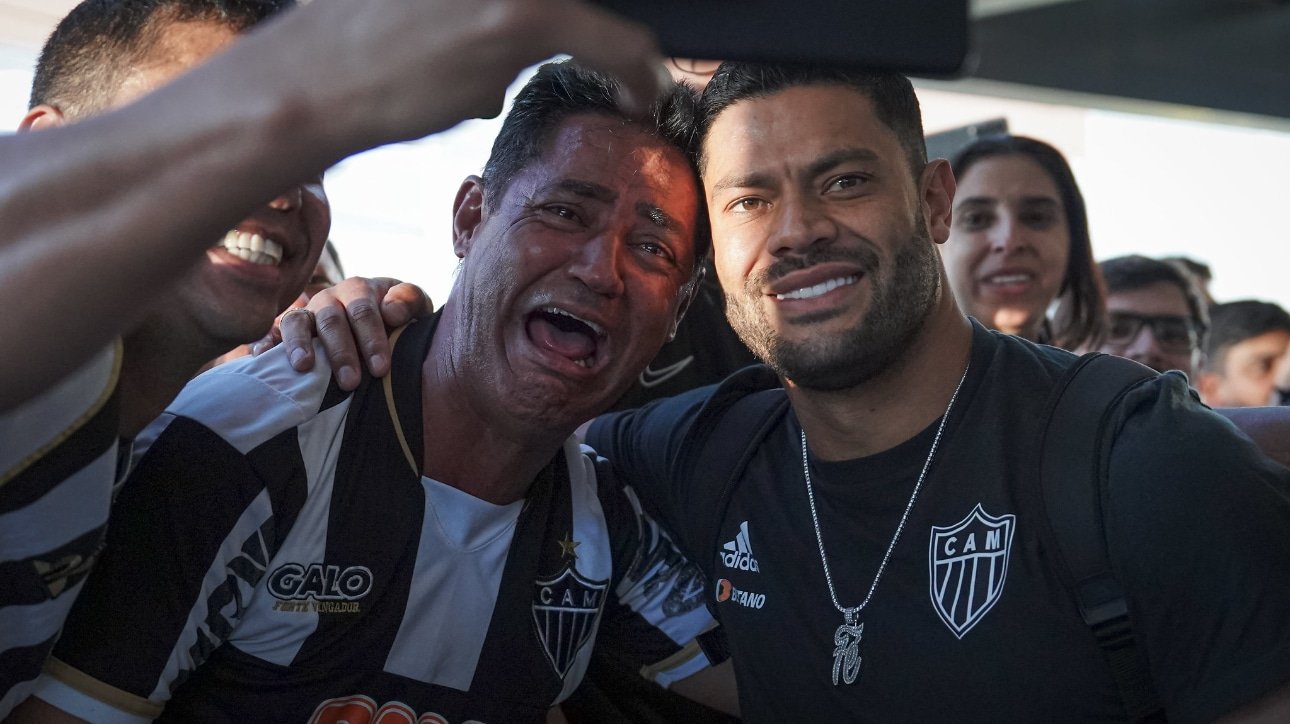 Torcedor do Atlético-MG chorando ao encontrar Hulk (foto: Pedro Souza / Atlético)
