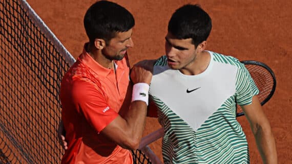 Djokovic e Carlos Alcaraz, em jogo da semifinal de Roland Garros (foto: AFP)