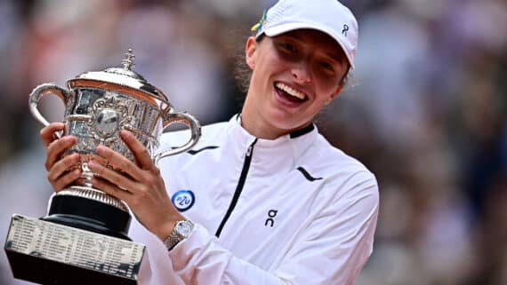 Iga Swiatek levantando o troféu de Roland Garros (foto: AFP)