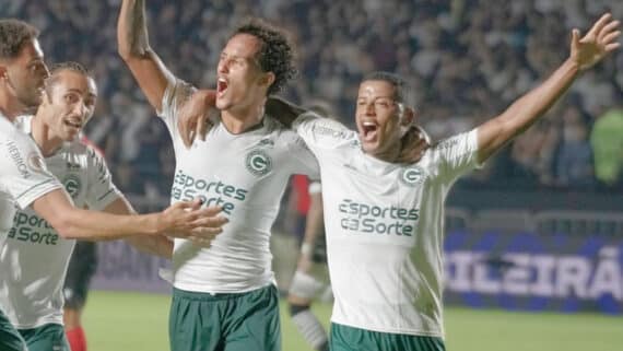 Jogadores do Goiás comemorando contra o Vasco (foto: Rosiron Rodrigues / Fernando Lima / Marcos Nunes)