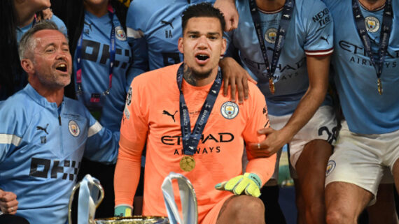 Ederson em comemoração do título do Manchester City (foto: AFP)