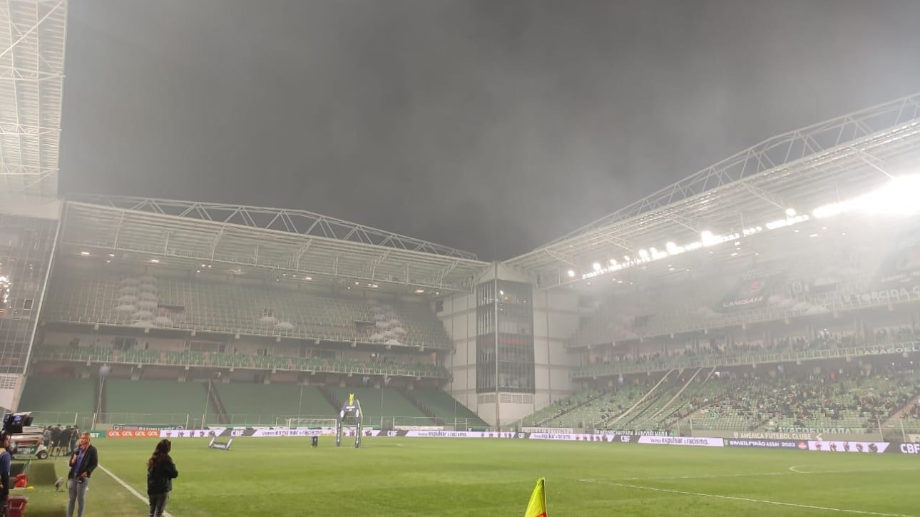 Independência com muita fumaça devido ao incêndio (foto: Alexandre Guzanshe/EM/D.A Press)