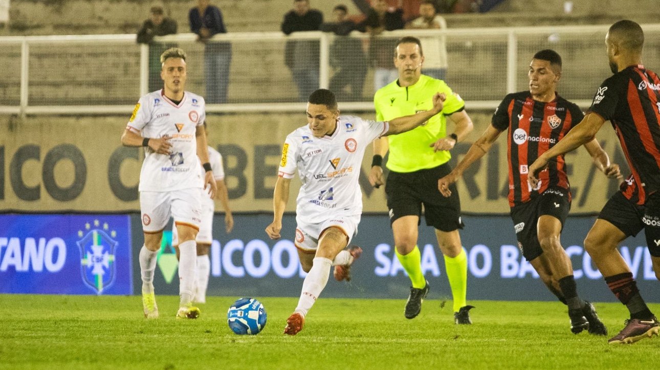 Marcelinho em campo contra o Vitória (foto: Victor Souza / Tombense)