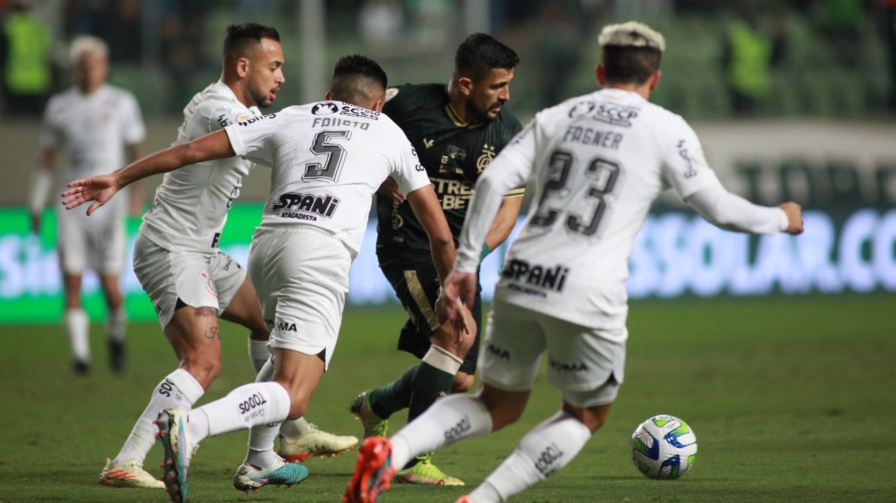 Jogadores de América e Corinthians em campo (foto: Edesio Ferreira/EM/D.A Pres)