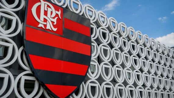 Escudo do Flamengo em uma fachada (foto: Alexandre Vidal/Flamengo)