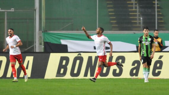 Jean Dias comemorando gol do Internacional sobre o América-MG (foto: Alexandre Guzanshe/EM/D.A Press)