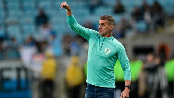 Vagner Mancini à beira de campo no comando do América-MG em jogo contra o Grêmio (foto: Mourão Panda/América)