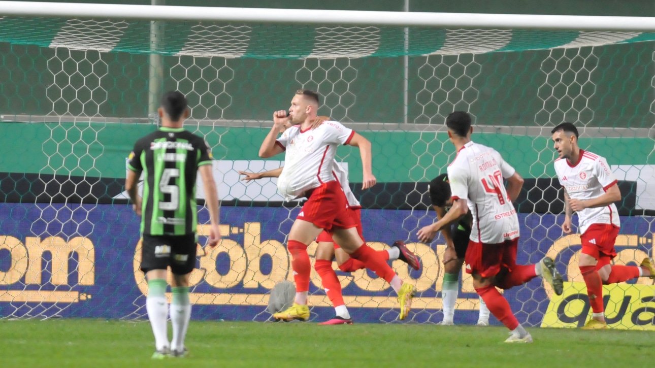 Alemão comemorando o gol da vitória do Internacional sobre o América-MG (foto: Alexandre Guzanshe/EM/D.A Press)