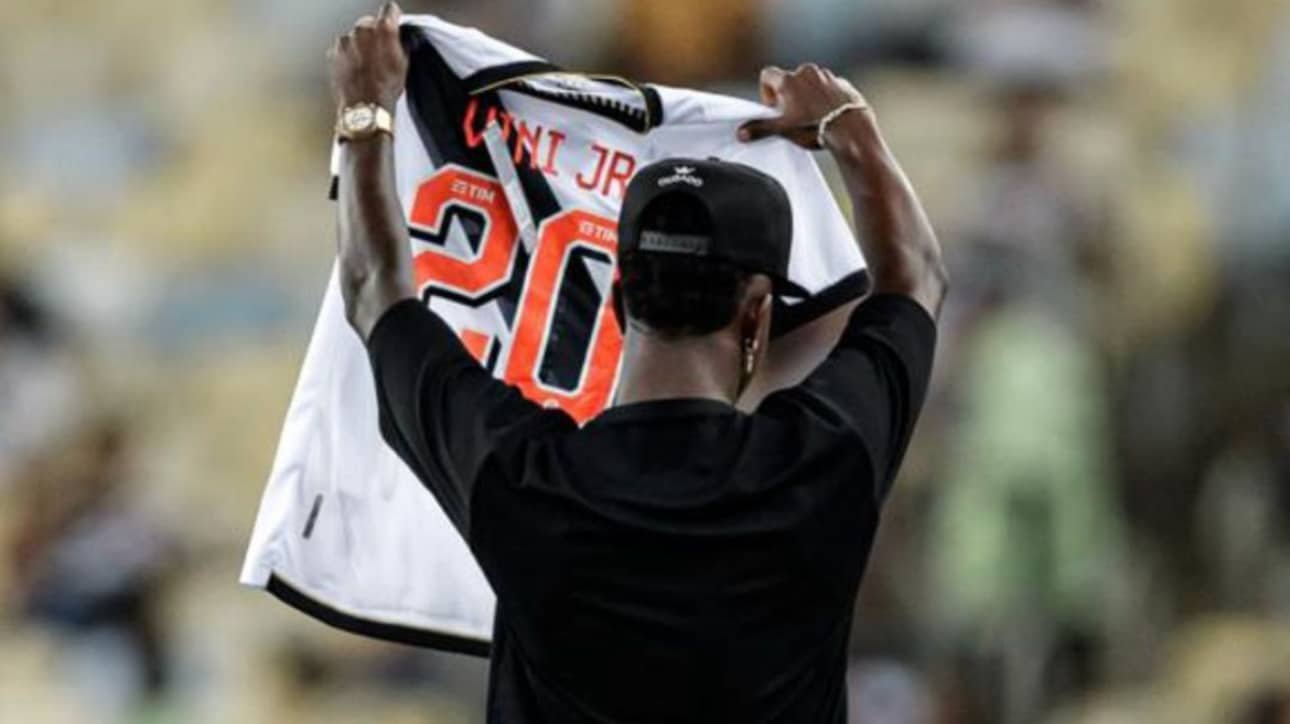 Vinicius Júnior levantando a camisa do Vasco (foto: Instagram do Vinicius Júnior)