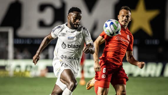 Santos e Internacional, em jogo pela nona rodada do Campeonato Brasileiro (foto: Raul Baretta/ Santos FC)