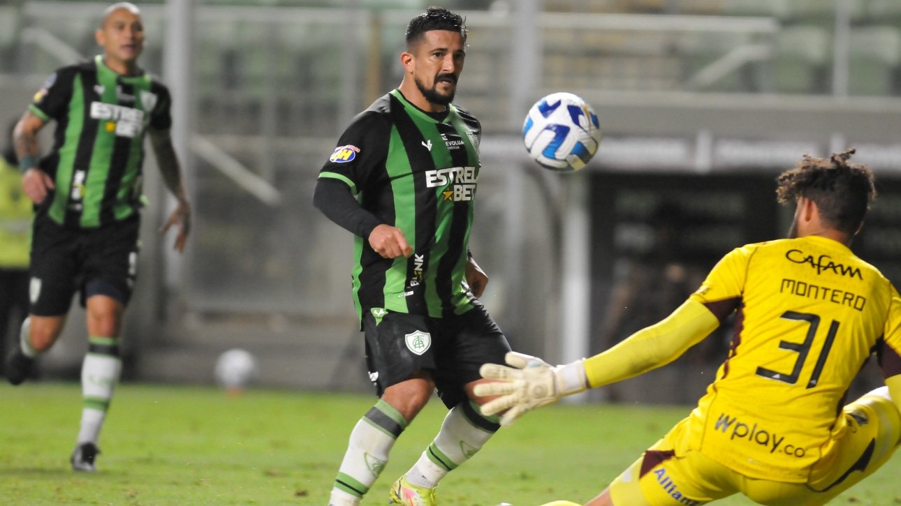 Aloísio dando uma cavadinha para marcar um belo gol (foto: Alexandre Guzanshe/EM/D.A Press)