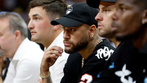 Neymar assistindo jogo três da final da NBA (foto: AFP)