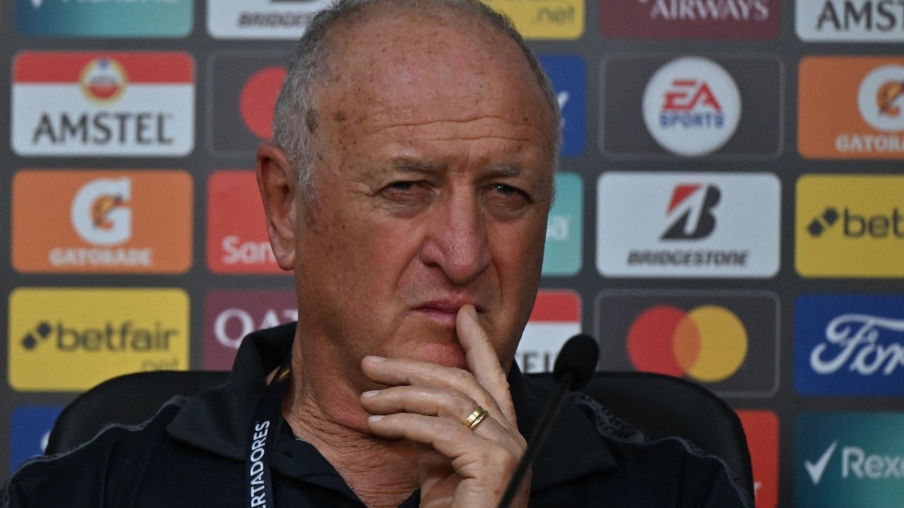 Novo treinador do Atlético, Felipão pensativo e com a mão na boca (foto: Luis ACOSTA / AFP)