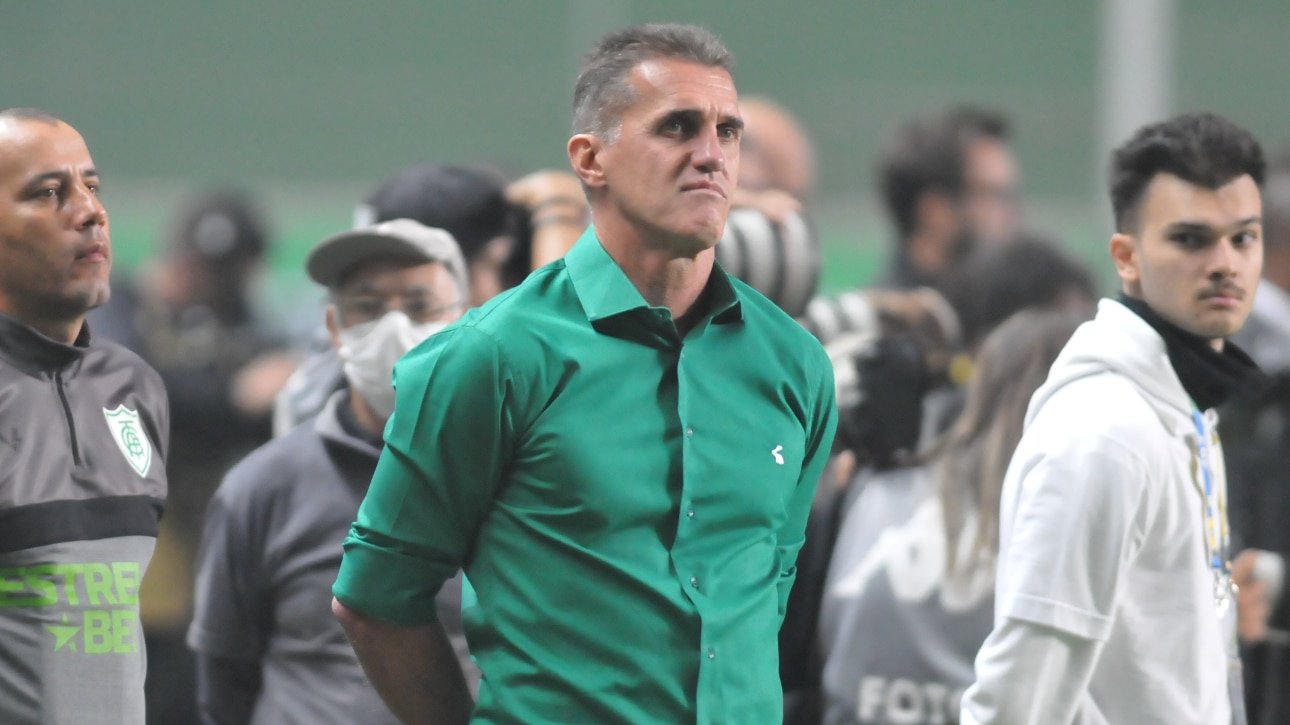 Mancini durante o duelo entre América e Internacional (foto: Alexandre Guzanshe/EM/D.A Press)