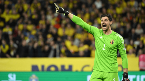 Courtois dando ordens durante partida (foto: Jonathan Nackstrand/AFP)