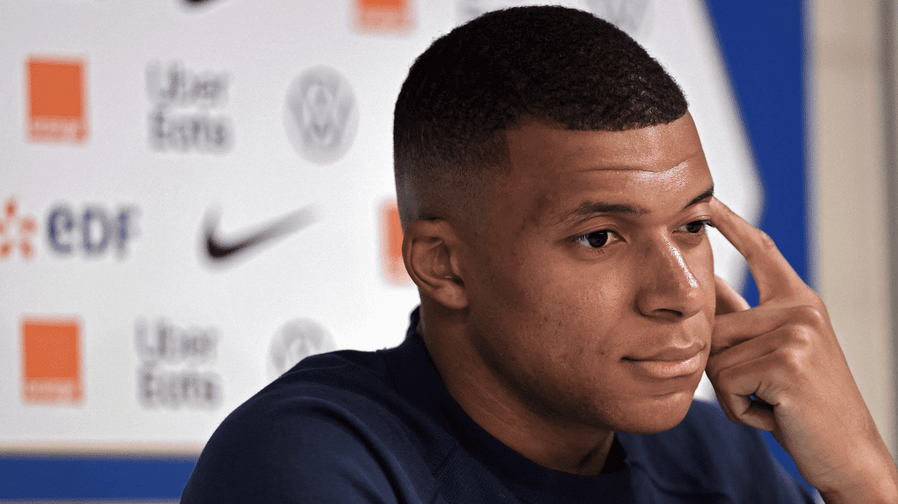 Mbappe durante entrevista (foto: Thomas COEX/AFP)