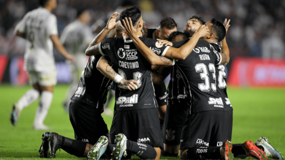 Jogadores do Corinthians comemorando gol em conjunto, ajoelhados (foto: Rodrigo Coca/Agência Corinthians)
