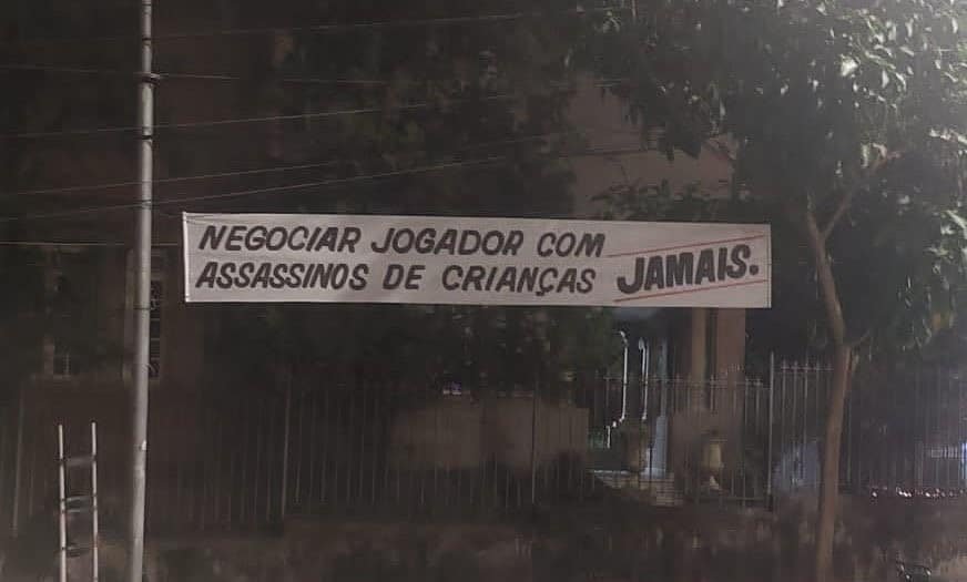Faixa em protesto da torcida do Atlético-MG contra venda de Allan ao Flamengo - (foto: Foto: Reprodução/Redes sociais)