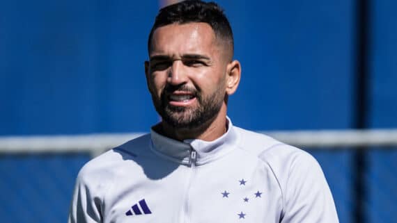 Gilberto durante treino do Cruzeiro na Toca da Raposa II (foto: Gustavo Aleixo/Cruzeiro)