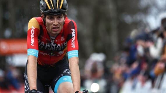 Ciclista Gino Mader durante prova na França, em março (foto: ANNE-CHRISTINE POUJOULAT / AFP - 8/36/23)