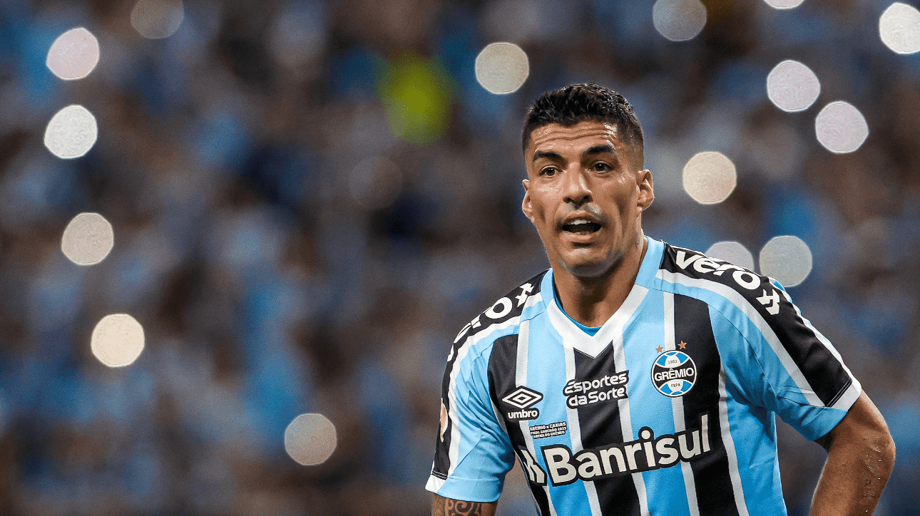 Luis Suárez em campo (foto: Silvio Avila/AFP)