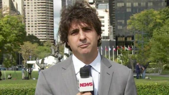 Guga Chacra no ar pela Globo News (foto: Reprodução/Globo News)