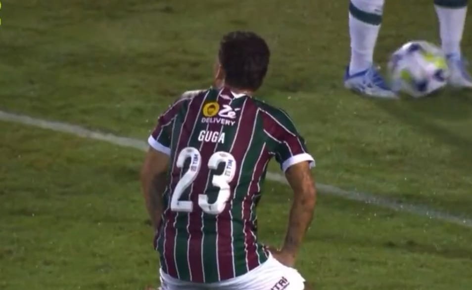 Guga faz gol contra para o Atlético-MG (foto: Reprodução/Globo)