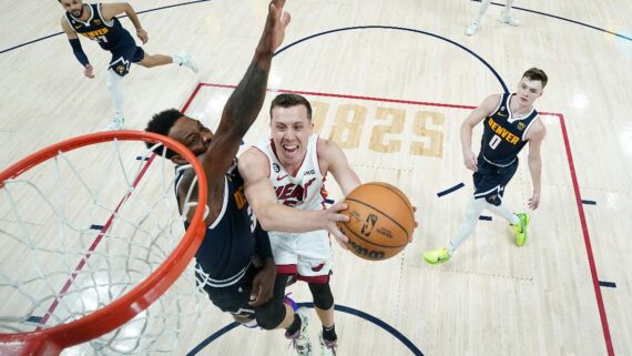 Finais NBA: Miami Heat reage no último quatro e empata série com Nuggets