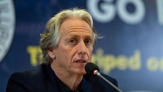 Jorge Jesus em coletiva de imprensa. (foto: YASIN AKGUL/AFP)