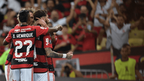 Jogadores do Flamengo comemorando gol (foto: Carl de Souza/AFP)
