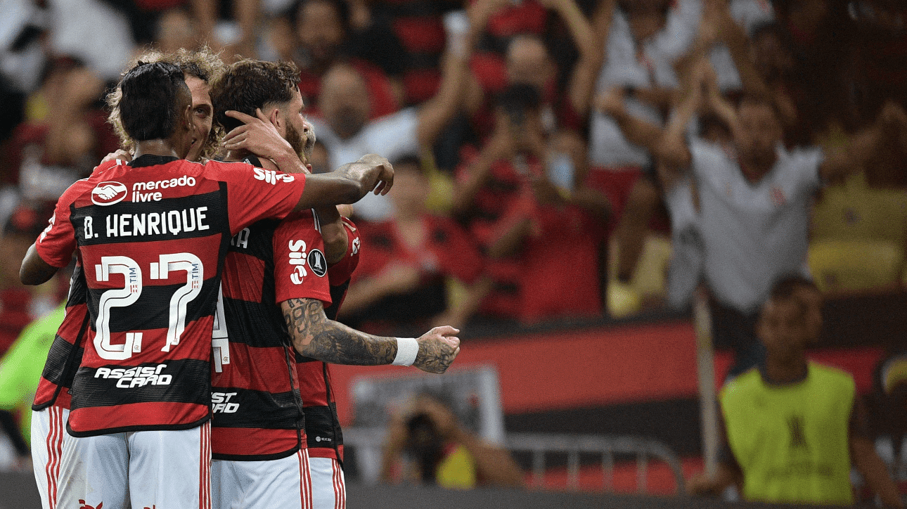 Jogadores do Flamengo comemorando gol