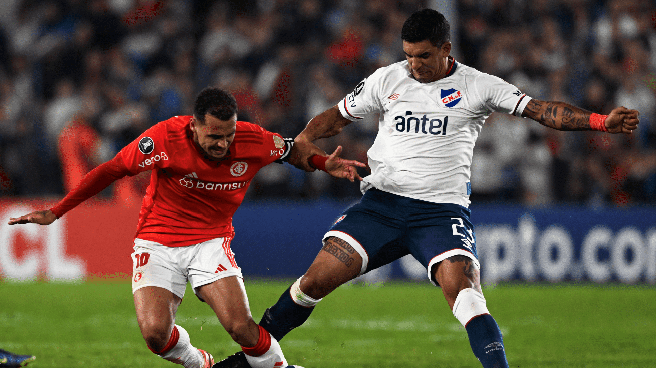 Jogadores de Internacional e Nacional disputando bola (foto: Pablo Porciuncula/AFP)