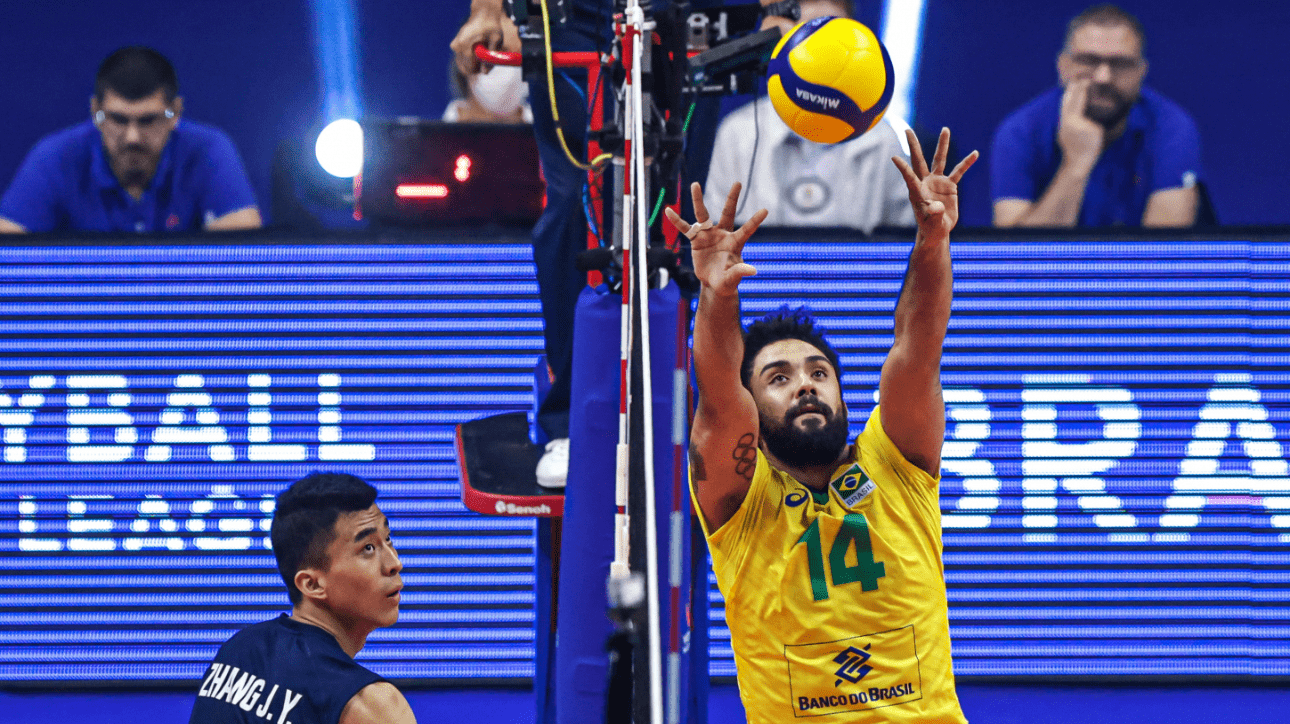 Fernando Kreling, da Seleção Brasileira, levantando bola durante partida (foto: Wander Roberto/Inovafoto/CBV)