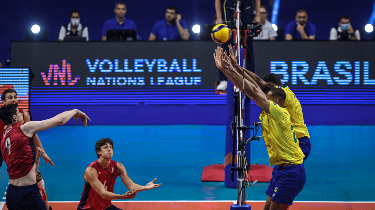 Jogadores da Seleção Brasileira bloqueando ataque (foto: Wander Roberto/Inovafoto/CBV)