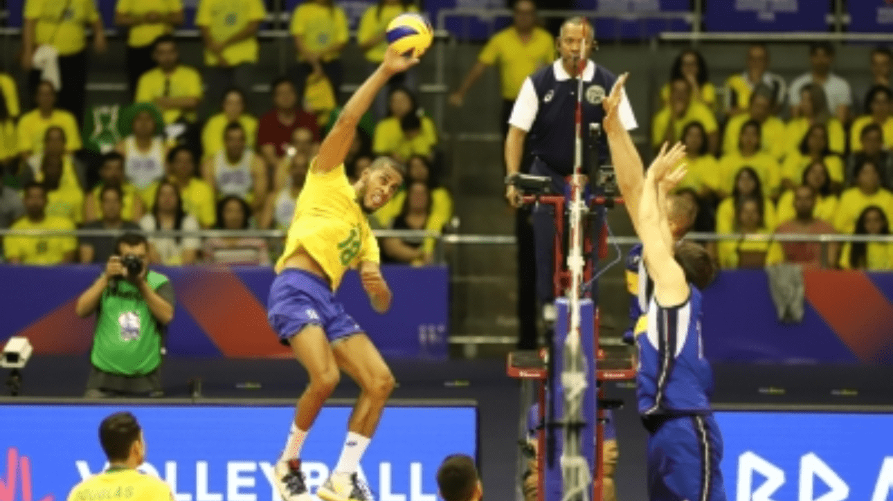 Lucarelli atacando bola (foto: William Lucas/Inovafoto/CBV)