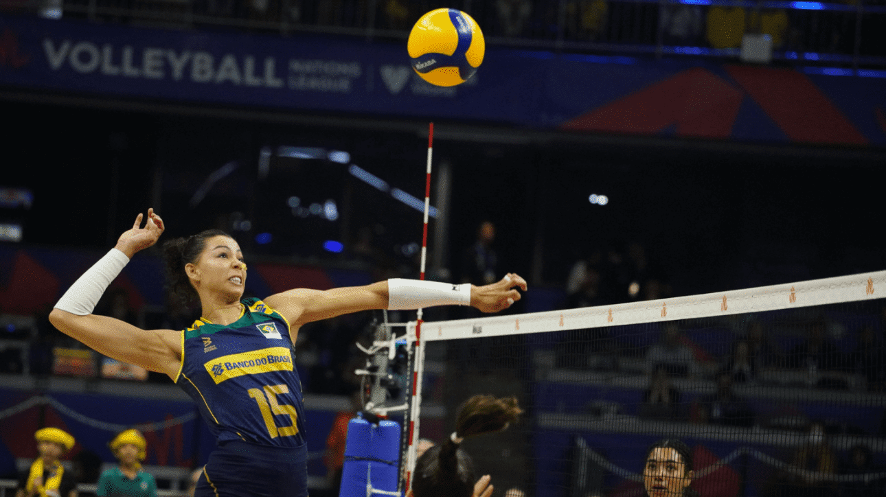 Carol atacando durante jogo (foto: Mauricio Val/FVImagem/CBV)