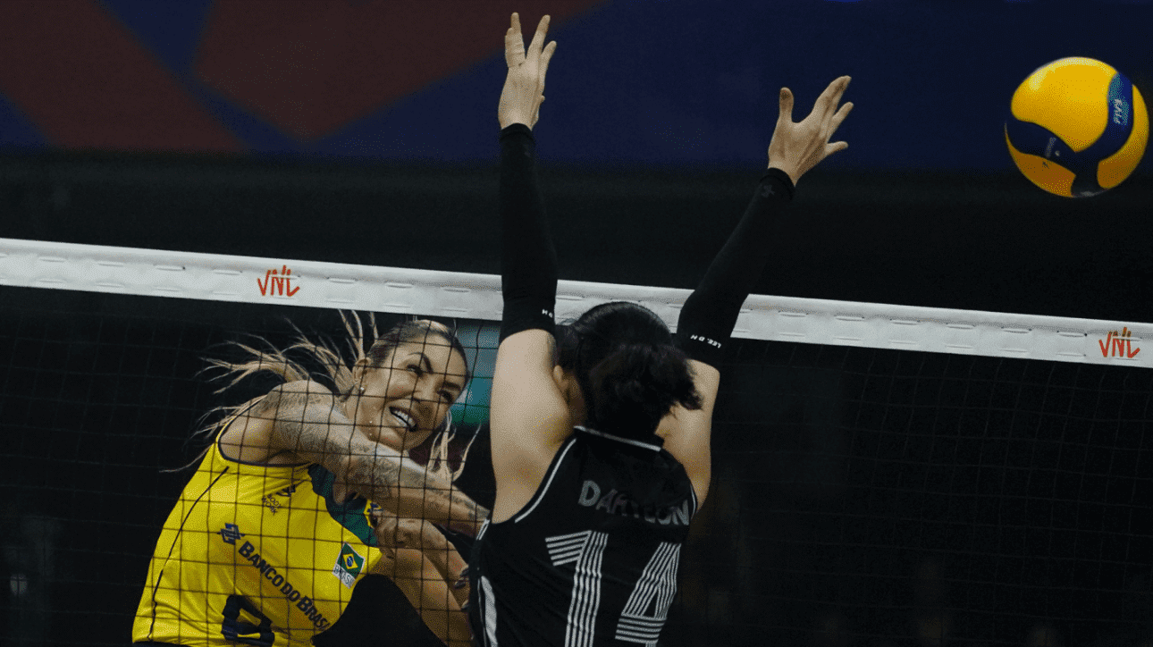 Thaísa atacando durante partida (foto: Mauricio Val/FVImagem/CBV)