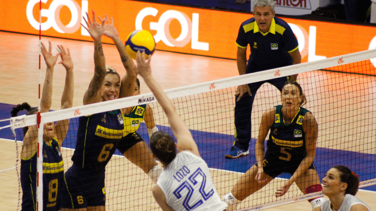 Jogadoras brasileiras durante partida contra Sérvia (foto: Mauricio Val/FVImagem/CBV)