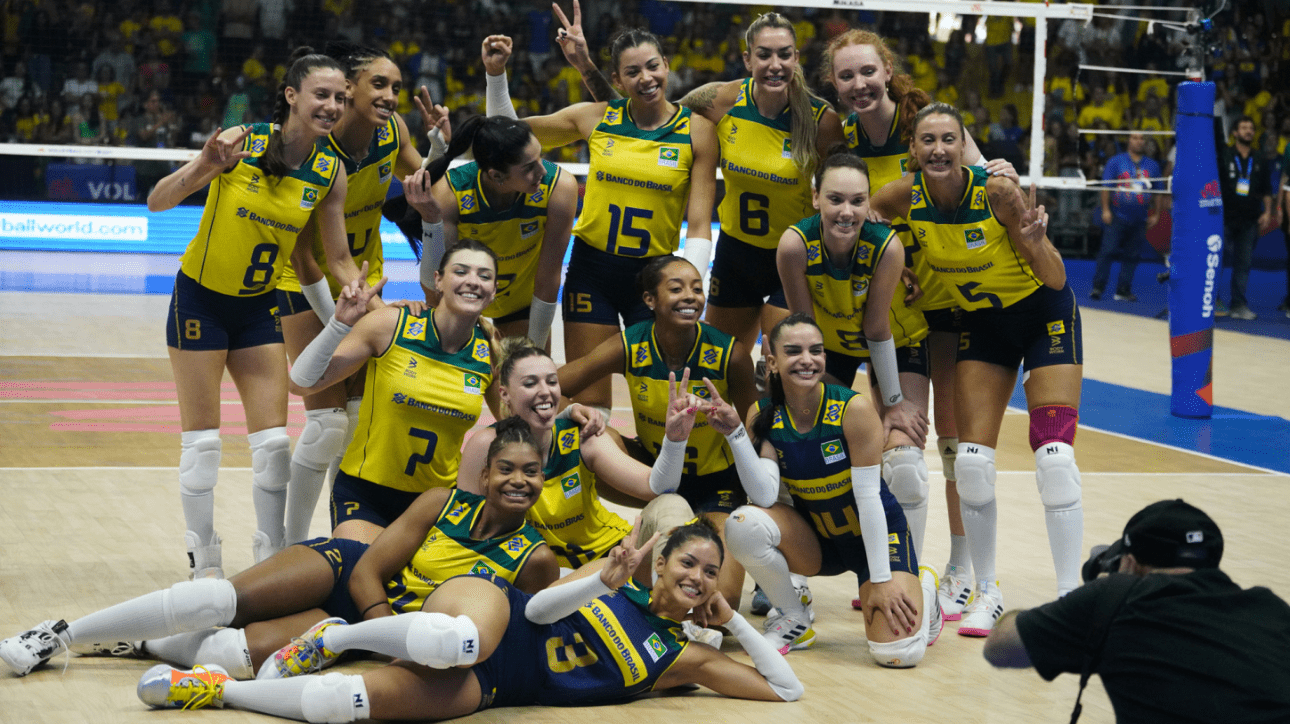 Jogadoras da Seleção posando para foto após partida (foto: Mauricio Val/FVImagem/CBV)