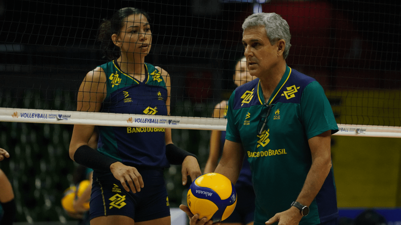 Central Carolana ao fundo e técnico José Roberto Guimarães em primeiro plano (foto: Mauricio Val/FVImagem/CBV)