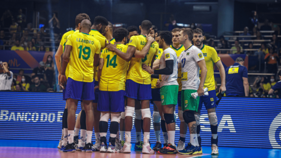 Jogadores da Seleção Brasileira masculina comemorando ponto em quadra (foto: Wander Roberto/Inovafoto/CBV)