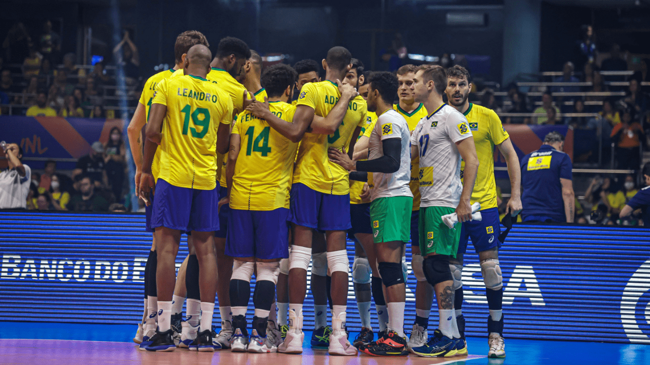 Jogadores da Seleção Brasileira masculina comemorando ponto em quadra (foto: Wander Roberto/Inovafoto/CBV)