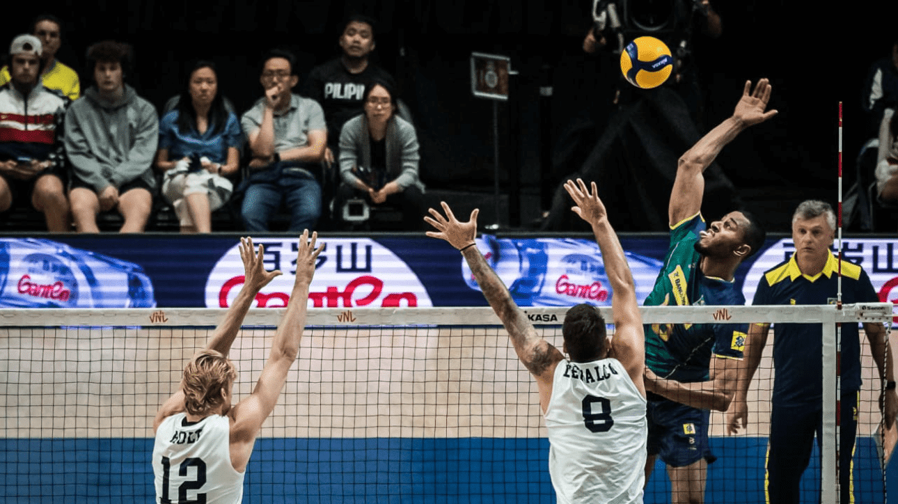 Lucarelli atacando durante partida (foto: Reprodução FIVB)