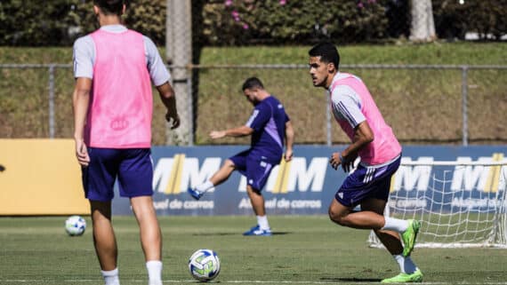 Jogadores do Cruzeiro durante treino na Toca da Raposa II (foto: Gustavo Aleixo/Cruzeiro)