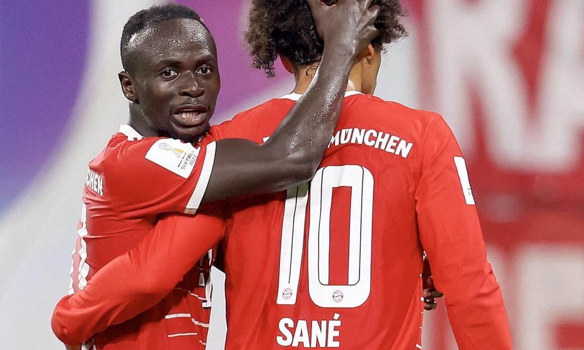 Sadio Mané e Leroy Sané, em partida pelo Bayern (foto: RONNY HARTMANN/AFP)