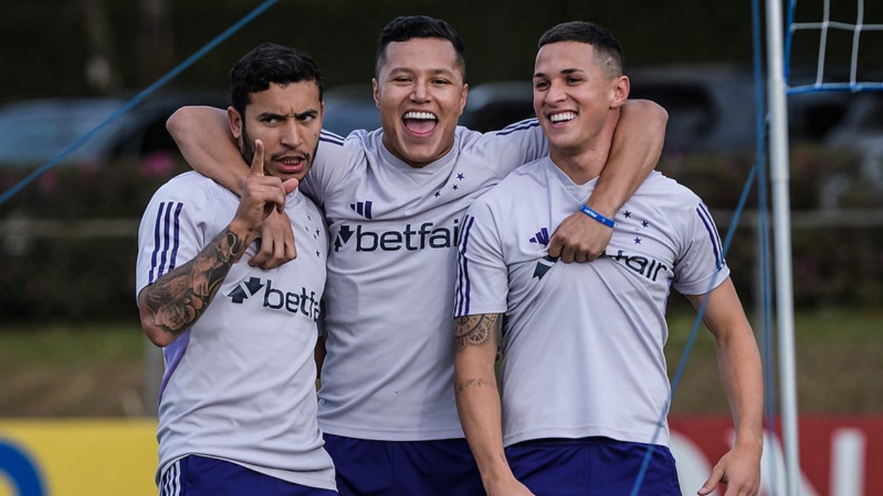 Jogadores do Cruzeiro durante treino na Toca da Raposa II (foto: Gustavo Aleixo/Cruzeiro)