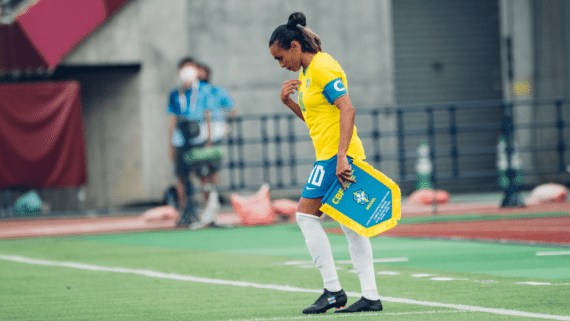 Marta, da Seleção Brasileira, entrando em campo (foto: Sam Robles/CBF)